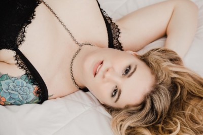 Ray Ray Premieres Video Series on Modelhub & Offers Gift with Purchase