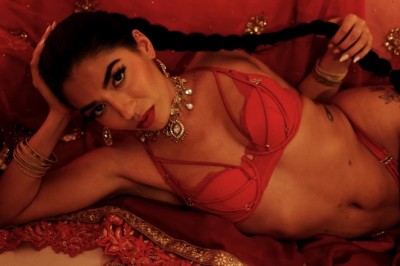 Jasmine Sherni Drops Scintillating Solos